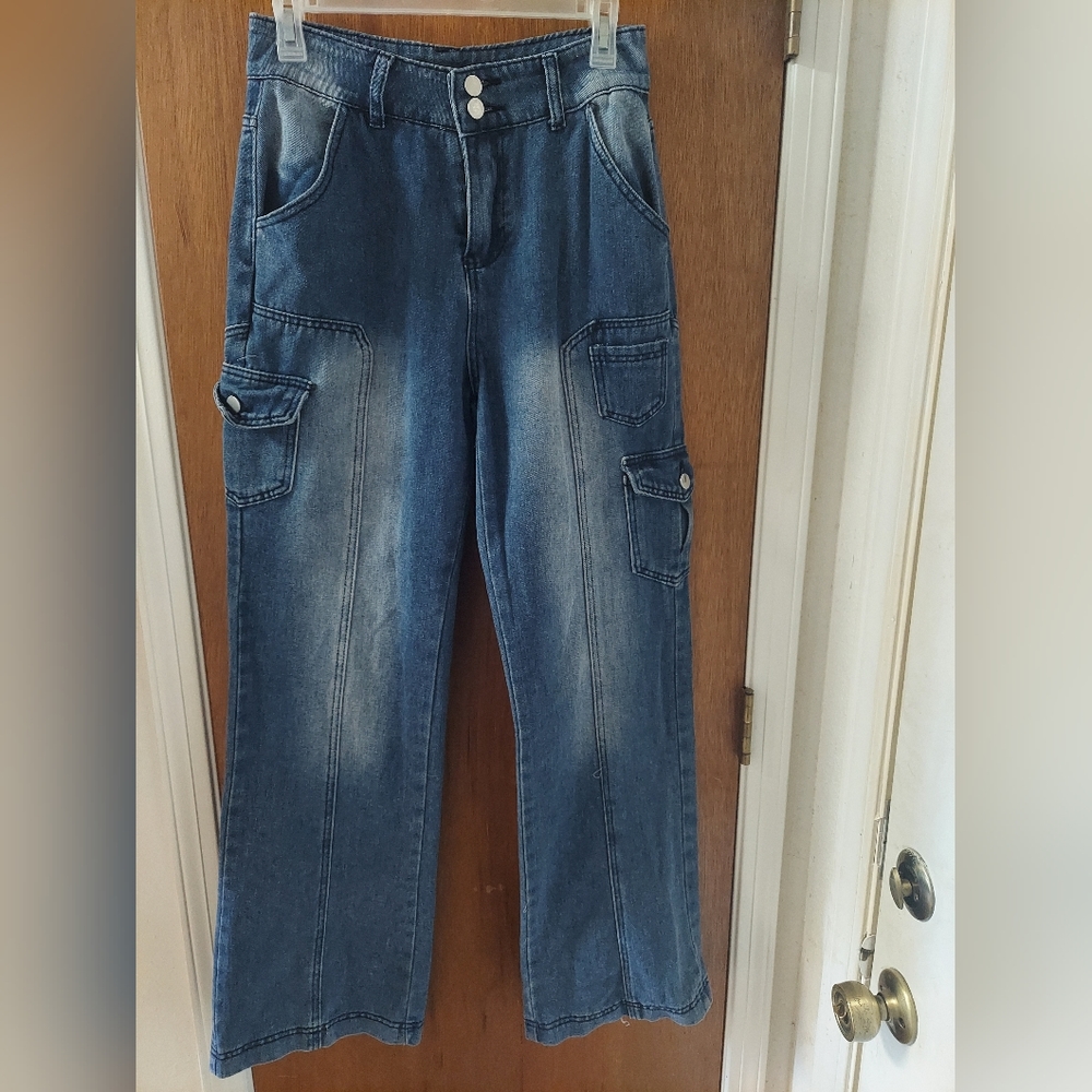 Juniors size M wide leg jeans with cargo pockets. Soft jean material